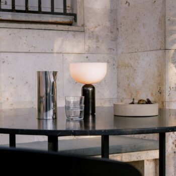 New Works Kizu dobíjacia stolová lampa čierna