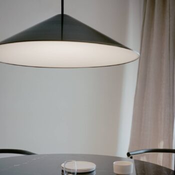 New Works LED závesná lampa Brolly, Ø 70 cm, čierna, hliník