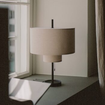 New Works Stolná lampa Margin, béžová, Ø 36 cm, textil