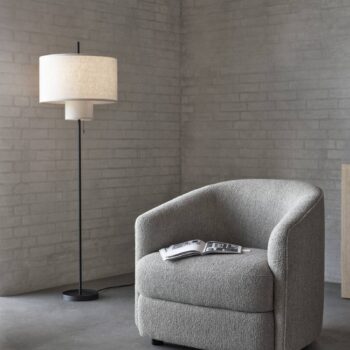 New Works stojacia lampa Margin, béžová, Ø 46 cm výška 153 cm látka