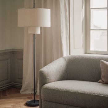 New Works stojacia lampa Margin, béžová, Ø 46 cm výška 153 cm látka