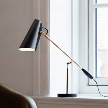 Northern Birdy – stolná lampa v čiernej/mosadznej