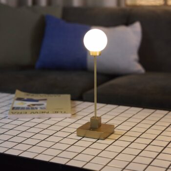 Northern Stolová LED lampa Snowball mosadz 2700 K