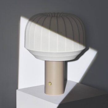 Northern stolová lampa Tradition, textil, biela, E27