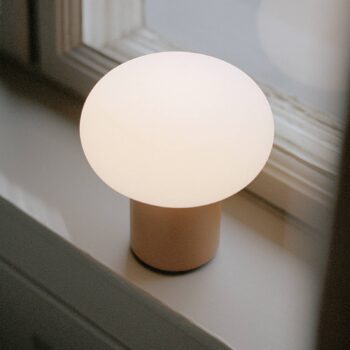Nová dobíjacia lampa Works Karl-Johan, okrovo žltá, IP65
