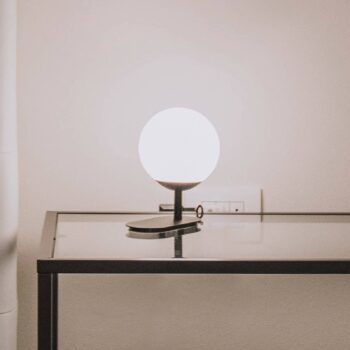 OLEV La Pallina stolná lampa, tienidlo guľa čierna