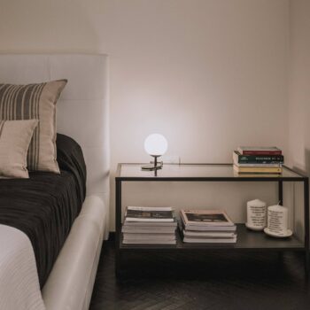 OLEV La Pallina stolná lampa, tienidlo guľa čierna