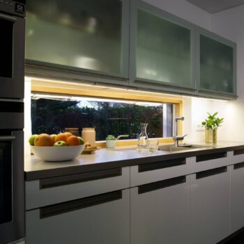 OSRAM LED senzorové podstavné svietidlo LINEAR FLAT, 3 000 K strieborné