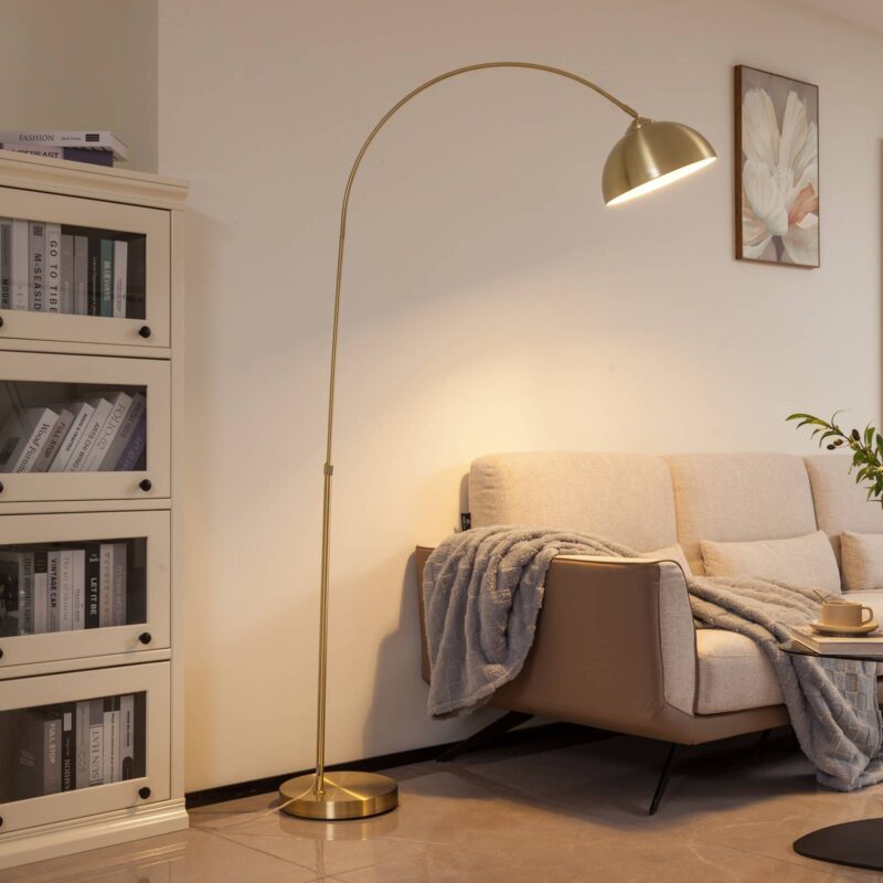 Oblúková lampa Lindby Lennart, mosadz, výškovo nastaviteľná, E27 Oblúková lampa Lindby Lennart, mosadz, výškovo nastaviteľná, E27