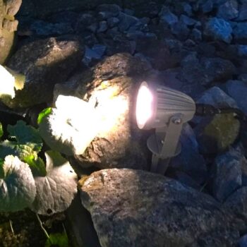 Odosielanie LED svetla na zemný hrot z tlakovo liateho hliníka