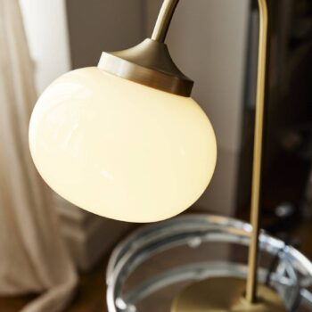 PR Home Stolná lampa Elsy, mosadzná farba, krémové sklo, 51 cm
