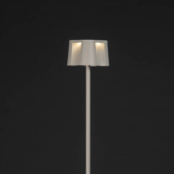 Pekná nabíjateľná stojacia lampa LED, biela, hliník, IP54, stmievač, CCT