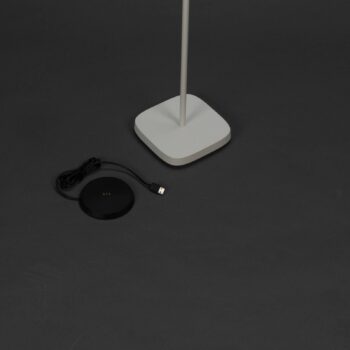 Pekná nabíjateľná stojacia lampa LED, biela, hliník, IP54, stmievač, CCT