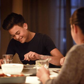 Philips Classic LED žiarovka E14 B35 6,5W číra