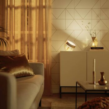 Philips Hue Iris WACA stolná LED lampa, zlatá