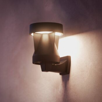 Philips LED solárne vonkajšie nástenné svietidlo Avery, čierne, IP44