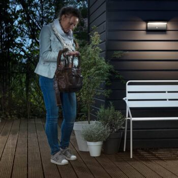Philips LED vonkajšie nástenné svietidlo Bustan Sensor 2.700 K