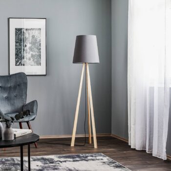 Quitani trojnožková stojacia lampa Jata, drevo, chintz grafit