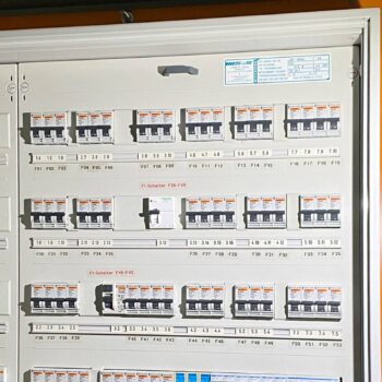 Reflektor na baterky Schönau LED lampáš s 1 000 lm