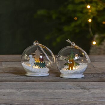 Sklenená LED guľa Forest Friends medveď so stromom