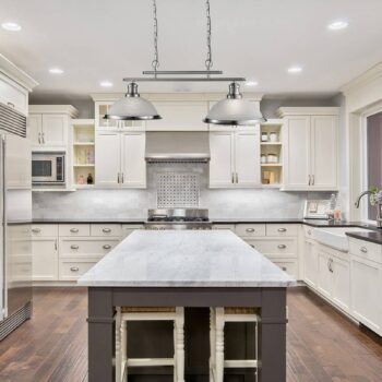 Sklenená závesná lampa Bistro, 2-pl, striebro