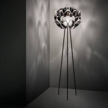 Slamp Flora stojaca lampa trojnožka, cín