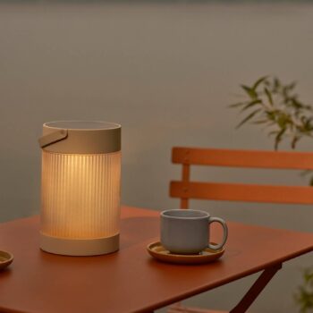 Solárna stolová lampa Coupar, piesková farba, plast, IP44