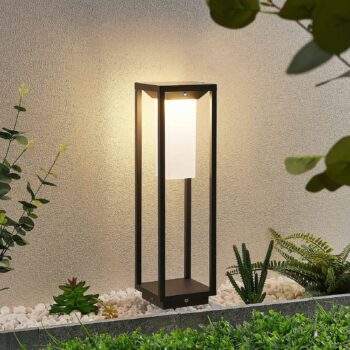 Solárne svietidlo Lucande LED na podstavci Eliel, výška 50 cm, čierne