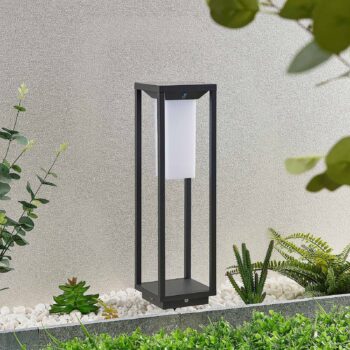 Solárne svietidlo Lucande LED na podstavci Eliel, výška 50 cm, čierne
