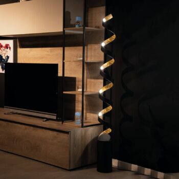 Stojaca LED lampa Helix v čierno-zlatej