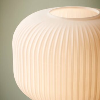 Stojaca lampa Milford s bielym tienidlom zo skla