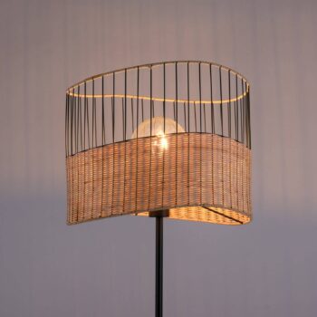 Stojaca lampa Reed z dreva a kovu