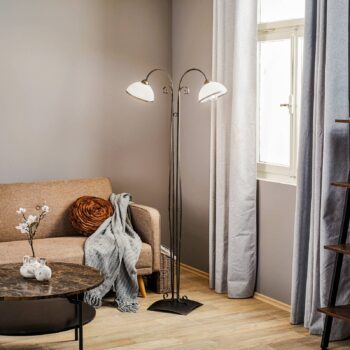 Stojacia lampa Antica v štýle vidieckeho domu, 2-plameňové