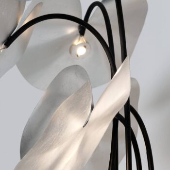Stojacia lampa Controversia s LED, strieborná