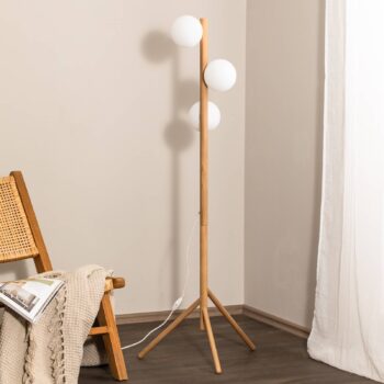 Stojacia lampa Estera, opálové sklo, drevený rám, 132 cm, 3 svetlá