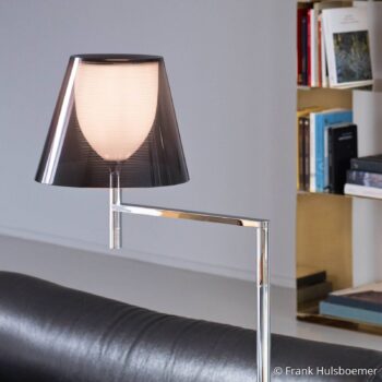 Stojacia lampa FLOS KTribe F1, dymovo sivá