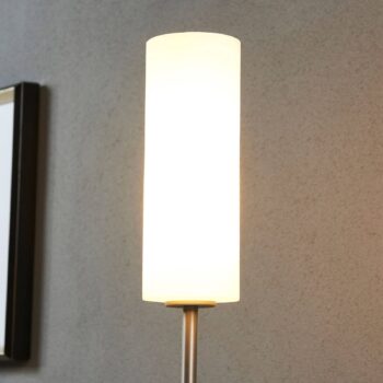Stojacia lampa Lindby Vinsta, výška 153 cm, biela, sklo, kov