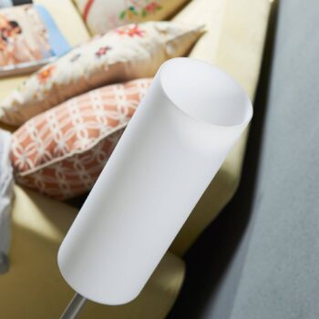 Stojacia lampa Lindby Vinsta, výška 153 cm, biela, sklo, kov