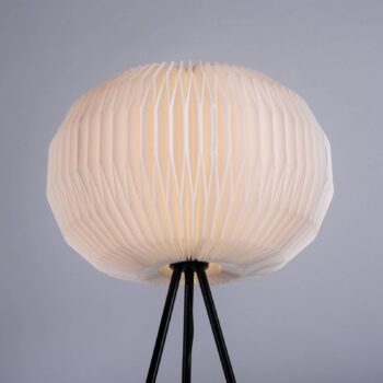 Stojacia lampa Papel s bielym tienidlom