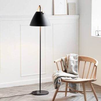 Stojacia lampa Strap z kovu, kožená páska, čierna