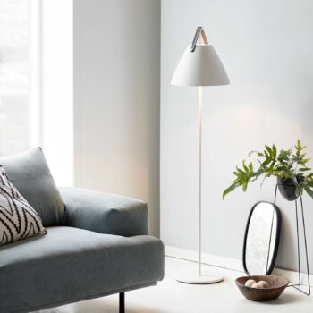 Stojacia lampa Strap z kovu, kožený remienok biela