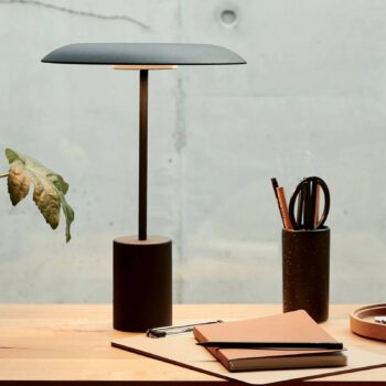 Stolná LED lampa Beacon Smith, čierna, kov, USB port