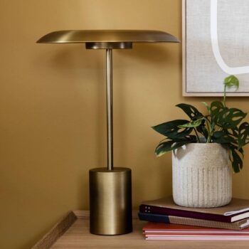 Stolná LED lampa Beacon Smith s kovovým USB portom v bronzovej farbe