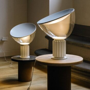 Stolná LED lampa FLOS Taccia, biela, sklo