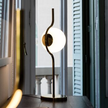 Stolná LED lampa Le Vita s opálovým sklom