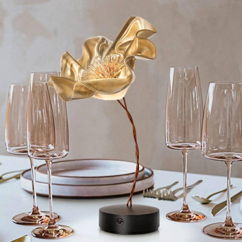 Stolná LED lampa Slamp LaFleur, dobíjateľná batéria, zamatová Stolná LED lampa Slamp LaFleur, dobíjateľná batéria, zamatová