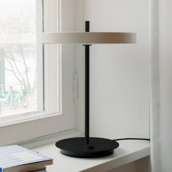 Stolná LED lampa UMAGE Asteria Table, USB, perleťovo biela/čierna