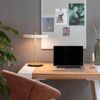 Stolná LED lampa UMAGE Asteria Table, USB, perleťovo biela/mosadz