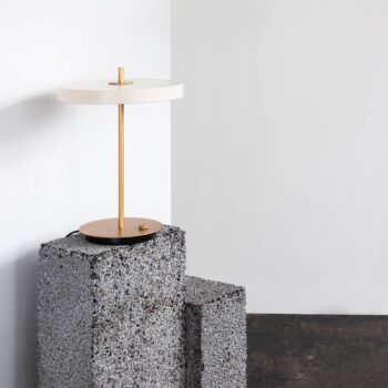 Stolná LED lampa UMAGE Asteria Table, USB, perleťovo biela/mosadz