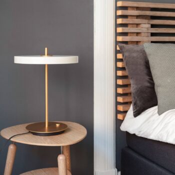 Stolná LED lampa UMAGE Asteria Table, USB, perleťovo biela/mosadz
